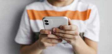 سواد خانواده | آیا تلفن‌همراه، سلامت روانِ نوجوانان را تهدید می‌کند؟