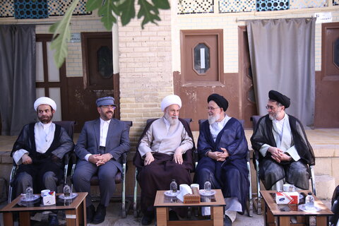 تصاویر| آیت‌الله کریمی جهرمی ضمن تشرف به حرم مطهر سیدعلاءالدین حسین (ع) با حجت الاسلام والمسلمین طاهری دیدار و گفت و گو کرد