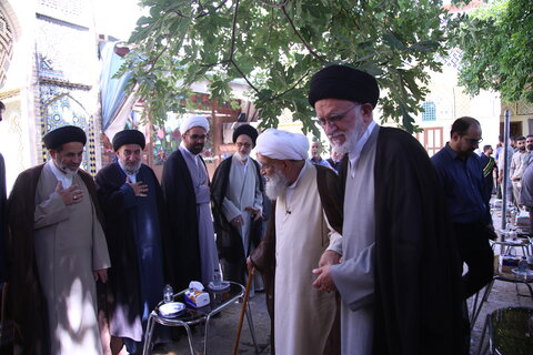 تصاویر| آیت‌الله کریمی جهرمی ضمن تشرف به حرم مطهر سیدعلاءالدین حسین (ع) با حجت الاسلام والمسلمین طاهری دیدار و گفت و گو کرد