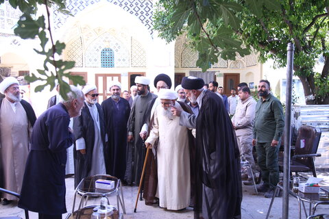 تصاویر| آیت‌الله کریمی جهرمی ضمن تشرف به حرم مطهر سیدعلاءالدین حسین (ع) با حجت الاسلام والمسلمین طاهری دیدار و گفت و گو کرد