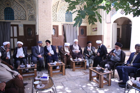 تصاویر| آیت‌الله کریمی جهرمی ضمن تشرف به حرم مطهر سیدعلاءالدین حسین (ع) با حجت الاسلام والمسلمین طاهری دیدار و گفت و گو کرد