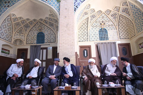 تصاویر| آیت‌الله کریمی جهرمی ضمن تشرف به حرم مطهر سیدعلاءالدین حسین (ع) با حجت الاسلام والمسلمین طاهری دیدار و گفت و گو کرد