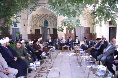 تصاویر| آیت‌الله کریمی جهرمی ضمن تشرف به حرم مطهر سیدعلاءالدین حسین (ع) با حجت الاسلام والمسلمین طاهری دیدار و گفت و گو کرد