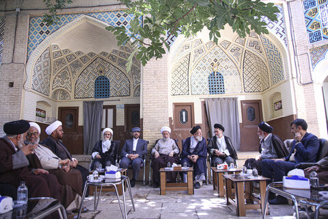 تصاویر| آیت‌الله کریمی جهرمی ضمن تشرف به حرم مطهر سیدعلاءالدین حسین (ع) با حجت الاسلام والمسلمین طاهری دیدار و گفت و گو کرد