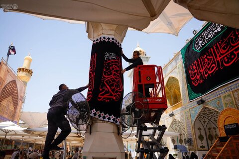 تعليق لافتات العزاء في صحن أمير المؤمنين (ع) إحياءً لذكرى شهادة الإمام الحسن العسكري (ع)