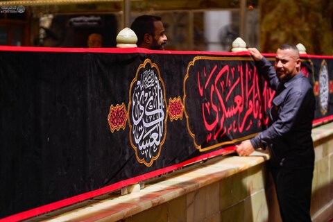 تعليق لافتات العزاء في صحن أمير المؤمنين (ع) إحياءً لذكرى شهادة الإمام الحسن العسكري (ع)