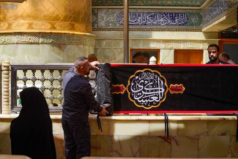 تعليق لافتات العزاء في صحن أمير المؤمنين (ع) إحياءً لذكرى شهادة الإمام الحسن العسكري (ع)