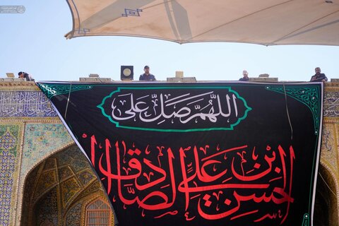 تعليق لافتات العزاء في صحن أمير المؤمنين (ع) إحياءً لذكرى شهادة الإمام الحسن العسكري (ع)