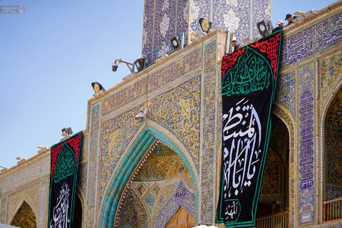 تعليق لافتات العزاء في صحن أمير المؤمنين (ع) إحياءً لذكرى شهادة الإمام الحسن العسكري (ع)