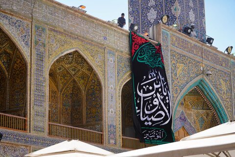 تعليق لافتات العزاء في صحن أمير المؤمنين (ع) إحياءً لذكرى شهادة الإمام الحسن العسكري (ع)