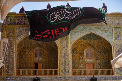 تعليق لافتات العزاء في صحن أمير المؤمنين (ع) إحياءً لذكرى شهادة الإمام الحسن العسكري (ع)