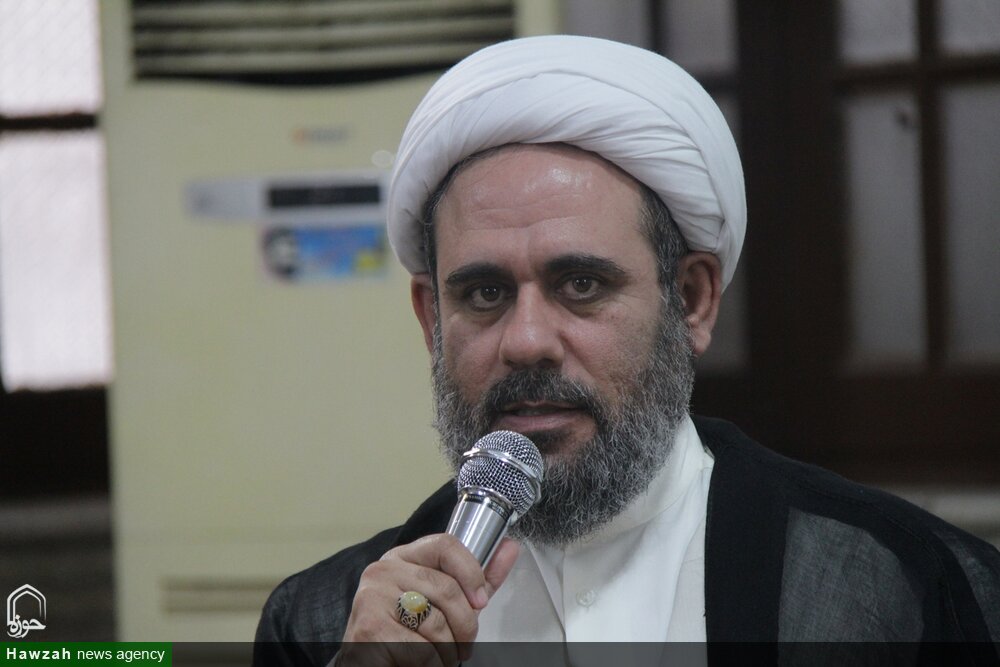 طلاب در مسیر طلبگی همزمان با معنویت، ارتباط با جامعه را حفظ کنند