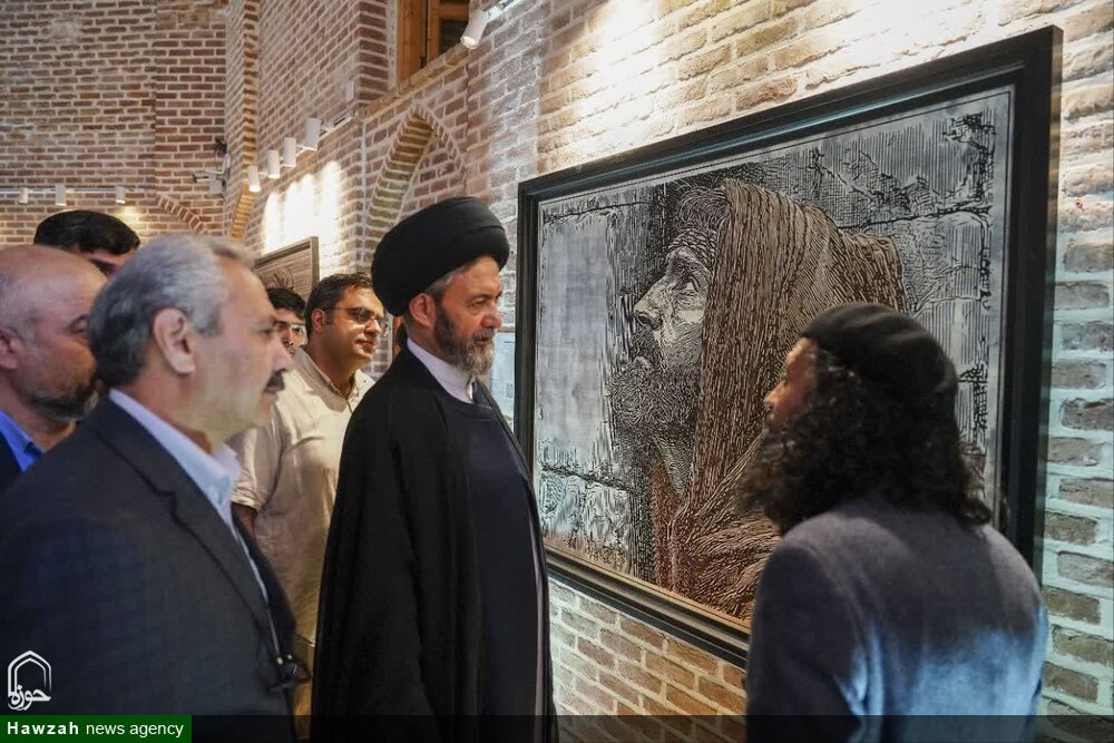 بازدید امام جمعه اردبیل از نمایشگاه هنری روز حقیقت