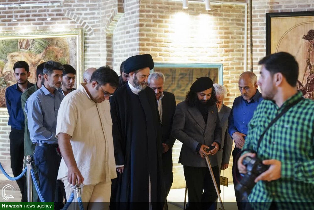 بازدید امام جمعه اردبیل از نمایشگاه هنری روز حقیقت
