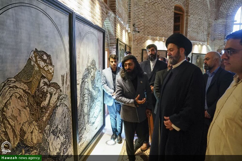 بازدید امام جمعه اردبیل از نمایشگاه هنری روز حقیقت