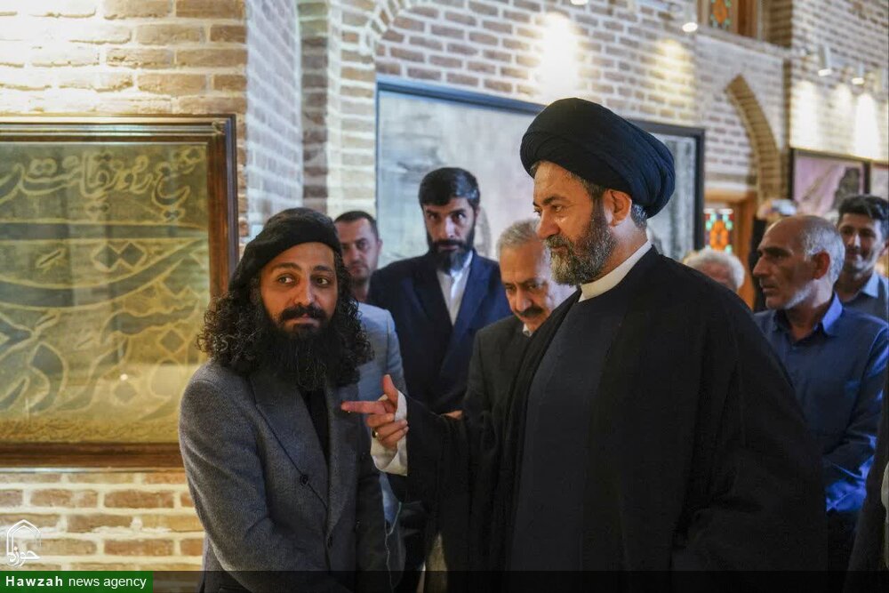 بازدید امام جمعه اردبیل از نمایشگاه هنری روز حقیقت