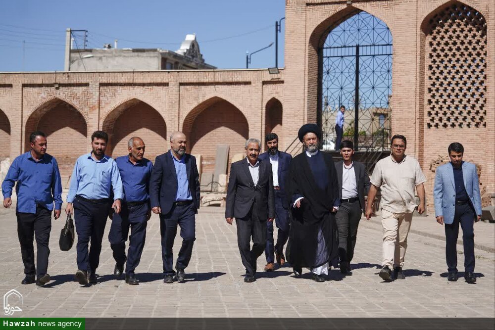 بازدید امام جمعه اردبیل از نمایشگاه هنری روز حقیقت