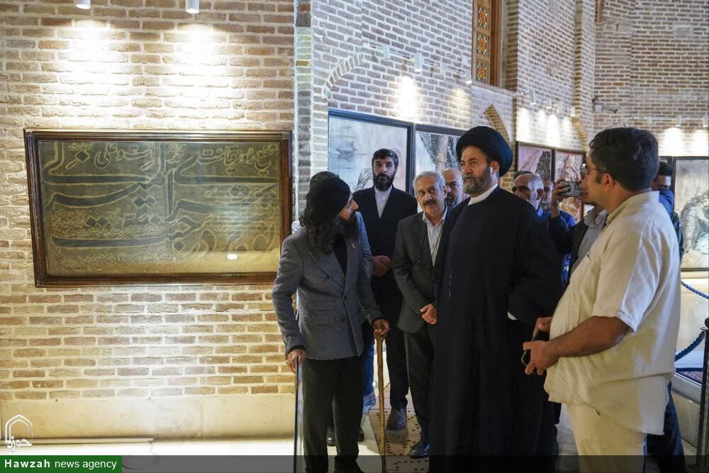 بازدید امام جمعه اردبیل از نمایشگاه هنری روز حقیقت
