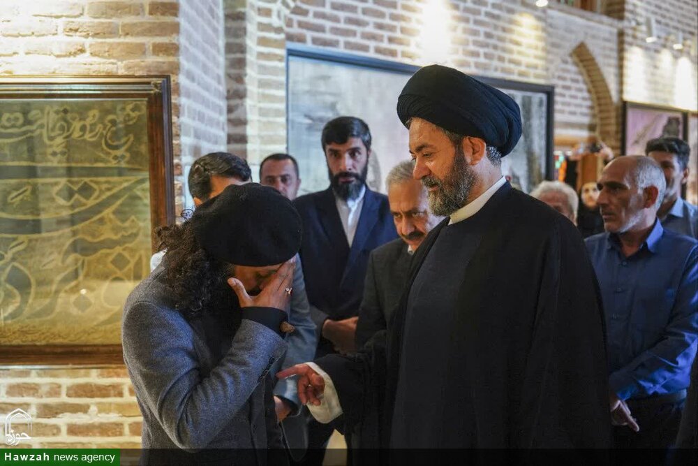بازدید امام جمعه اردبیل از نمایشگاه هنری روز حقیقت
