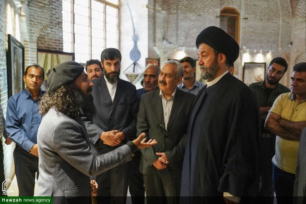 بازدید امام جمعه اردبیل از نمایشگاه هنری روز حقیقت