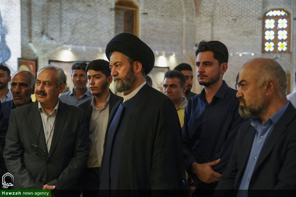 بازدید امام جمعه اردبیل از نمایشگاه هنری روز حقیقت