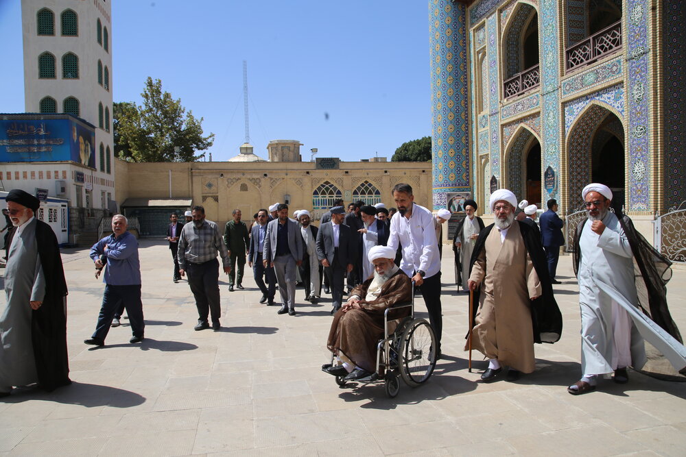 تصاویر/ تشرف آیت‌الله کریمی جهرمی به حرم مطهر سیدعلاءالدین حسین (ع)