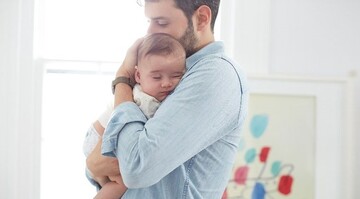 سواد خانواده | راهکار کاهش وابستگی خوابیدن کودکان در آغوش