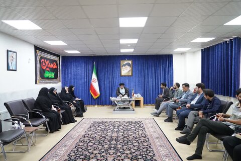 تصاویر دیدار اعضای ستاد اجرایی چهارمین جشنواره قرآنی ، فرهنگی ، هنری و ادبی نماز جمعه لرستان با نماینده ولی‌فقیه در استان