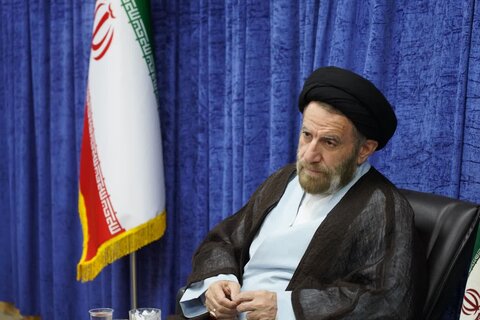 تصاویر دیدار اعضای ستاد اجرایی چهارمین جشنواره قرآنی ، فرهنگی ، هنری و ادبی نماز جمعه لرستان با نماینده ولی‌فقیه در استان