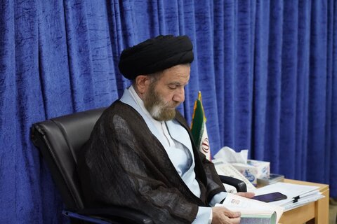 تصاویر دیدار اعضای ستاد اجرایی چهارمین جشنواره قرآنی ، فرهنگی ، هنری و ادبی نماز جمعه لرستان با نماینده ولی‌فقیه در استان