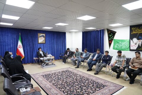 تصاویر دیدار اعضای ستاد اجرایی چهارمین جشنواره قرآنی ، فرهنگی ، هنری و ادبی نماز جمعه لرستان با نماینده ولی‌فقیه در استان