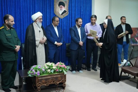 تصاویر/ دیدار جمعی از هنرمندان بوشهر با امام جمعه