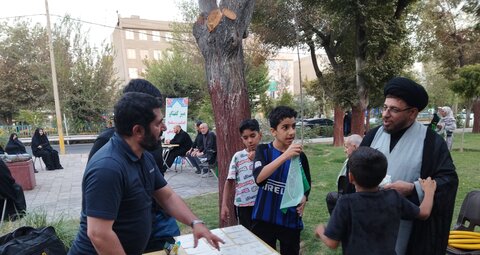 تصاویر/ اجرای طرح «اربعین حدیث» در شب شهادت امام عسکری(ع) توسط مدرسه امام صادق(ع)