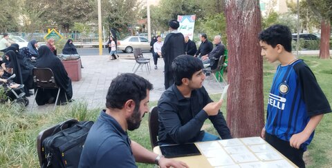 تصاویر/ اجرای طرح «اربعین حدیث» در شب شهادت امام عسکری(ع) توسط مدرسه امام صادق(ع)