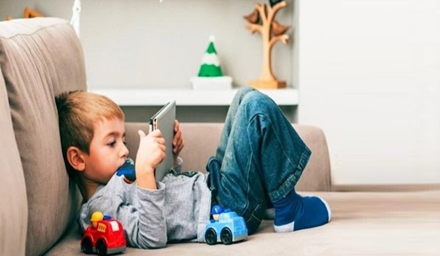 سواد خانواده | راهکارهای عملی برای عادت‌زدایی کودک از گوشی