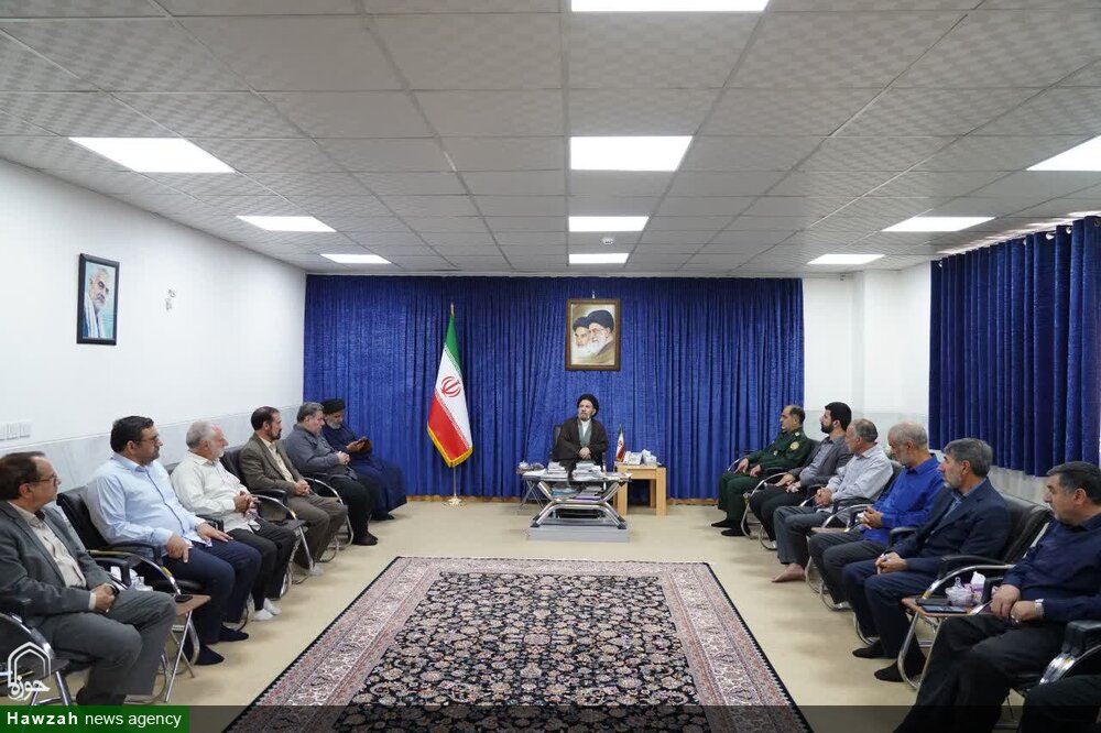 هر کس بندگی خدا را همراه با خدمت به مردم انجام دهد، پاداش او نزد خداوند محفوظ است