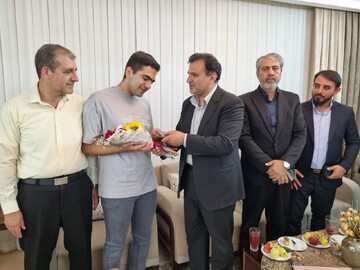 تجلیل از رتبه برتر کنکور علوم تجربی در قمصر کاشان