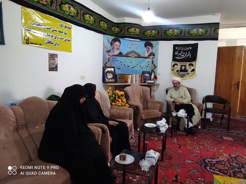 تصاویر/تجلیل از مدیران و کارمندان دولت توسط کادر مدرسه علمیه صدیقه طاهره غرق آباد