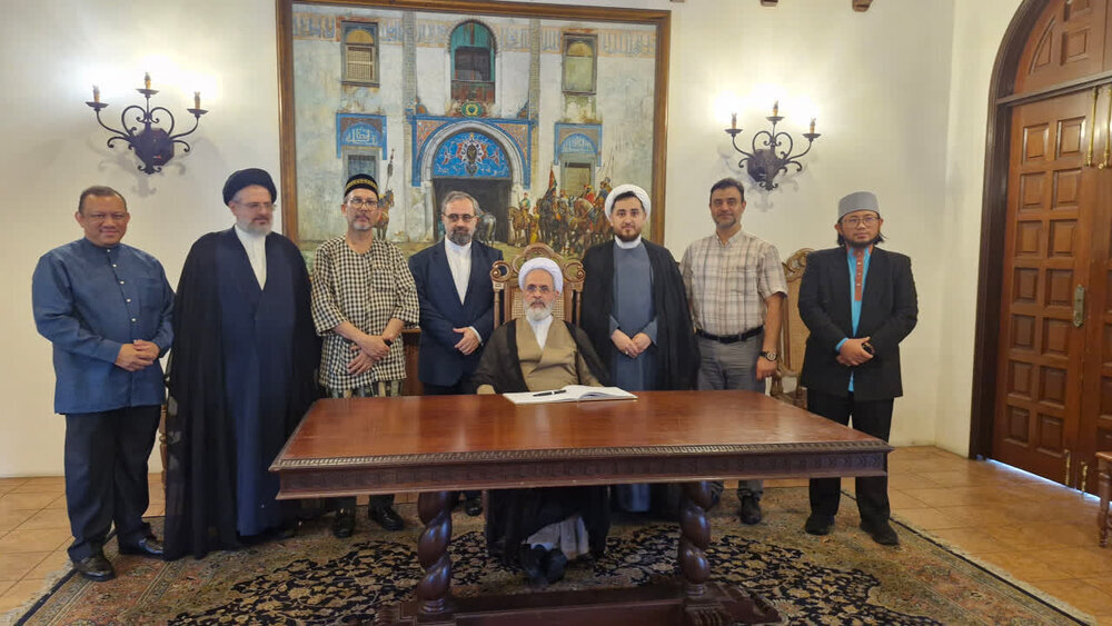 آية اللّه الأعرافي والوفد المرافق له يزورون المعهد الدولي للفكر والحضارة الإسلامية بماليزيا