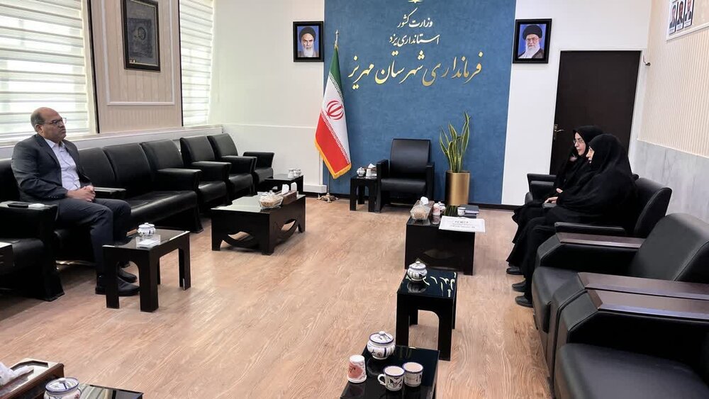 تقدیر مدرسه علمیه الزهرا(س) مهریز از فرماندار به مناسبت هفته دولت