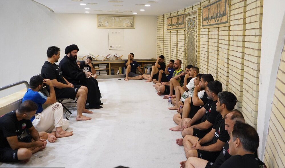 اخلاق نیکو و احترام به والدین رمز موفقیت است