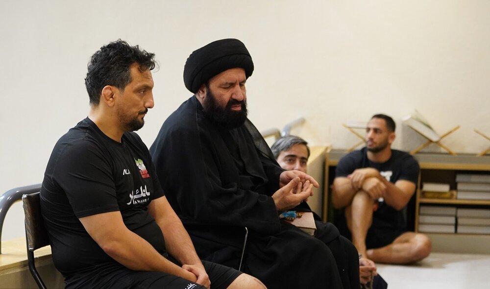 اخلاق نیکو و احترام به والدین رمز موفقیت است