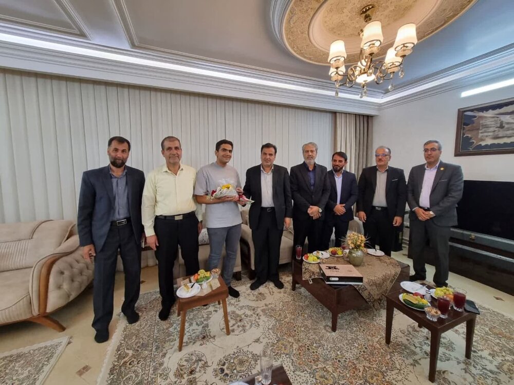 تجلیل از رتبه برتر کنکور علوم تجربی در قمصر کاشان