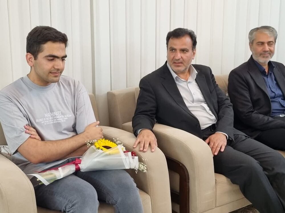 تجلیل از رتبه برتر کنکور علوم تجربی در قمصر کاشان