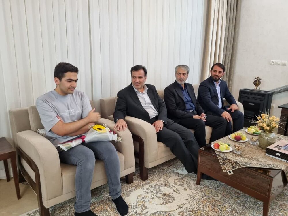 تجلیل از رتبه برتر کنکور علوم تجربی در قمصر کاشان