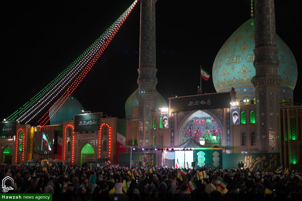 برافراشته شدن پرچم ملی در مهمترین مرکز موعود گرایی و مقدس ترین مسجد ایران