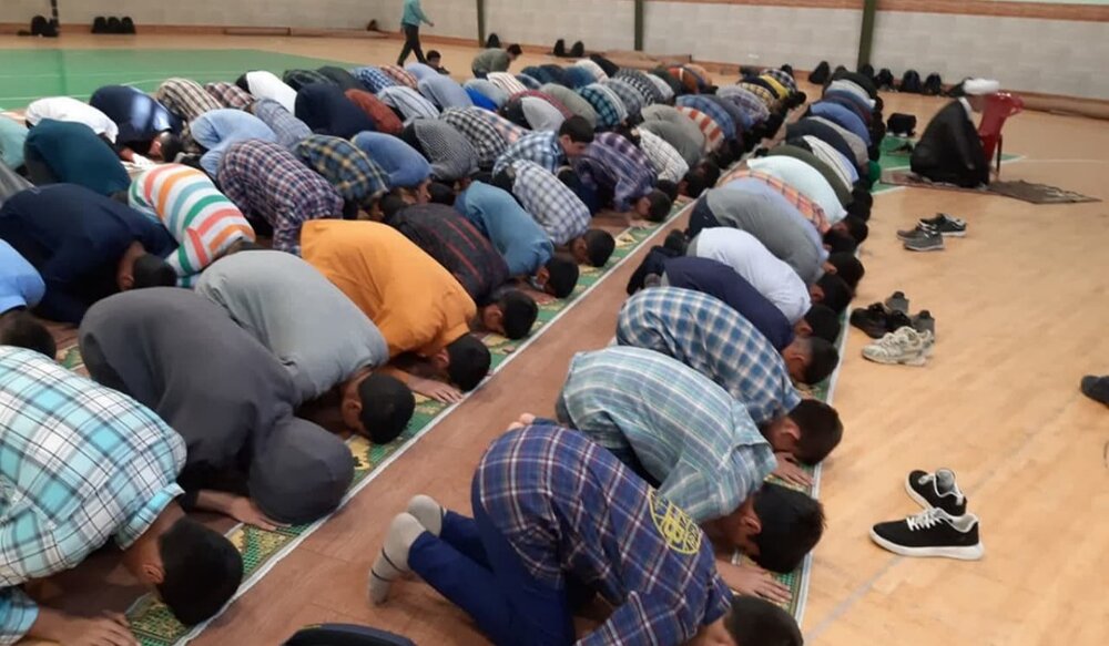 احکام شرعی | تا چه زمانی می‌توانیم جای خود را در صف نمازجماعت حفظ کنیم؟