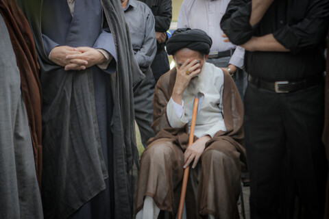 تصاویر/مراسم تشییع پیکر مرحوم حجت الاسلام و المسلمین شیخ محمد سلیمیان در مدرسه آیت الله آخوند همدانی