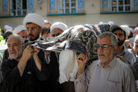 تصاویر/مراسم تشییع پیکر مرحوم حجت الاسلام و المسلمین شیخ محمد سلیمیان در مدرسه آیت الله آخوند همدانی