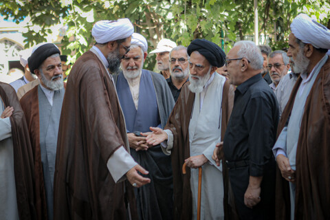 تصاویر/مراسم تشییع پیکر مرحوم حجت الاسلام و المسلمین شیخ محمد سلیمیان در مدرسه آیت الله آخوند همدانی